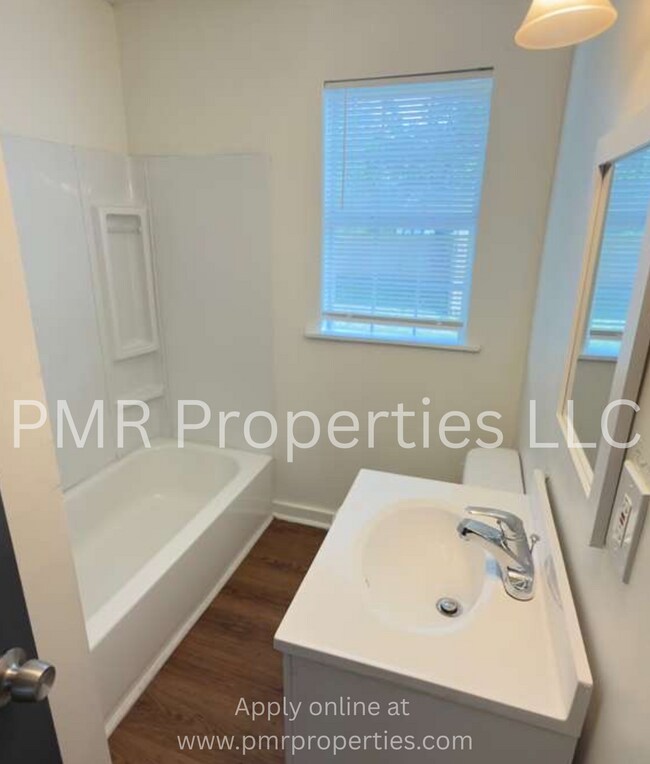 Building Photo - 3 Bedrooms/ 2 Bathrooms House