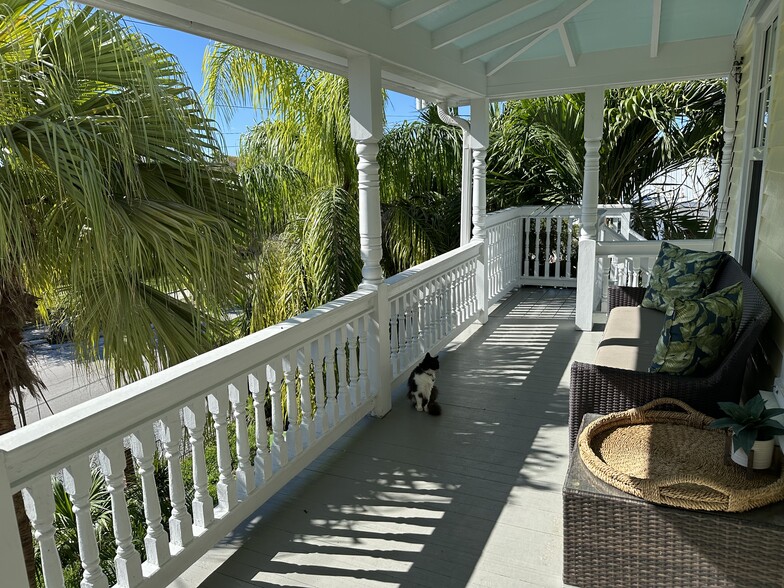 Shared Porch - 1301 United St
