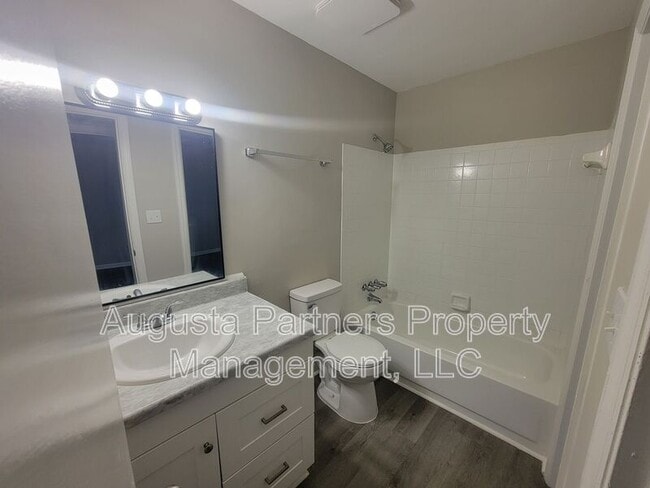 Building Photo - 1546 Hamilton Dr