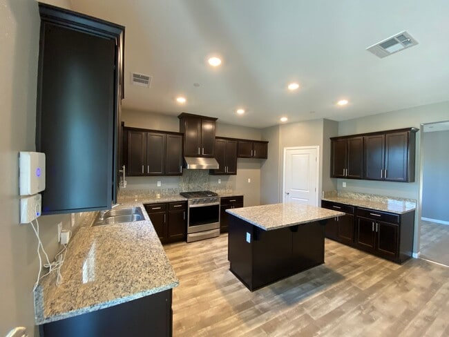 Building Photo - Beautiful home in desirable neighborhood for rent in Visalia CA