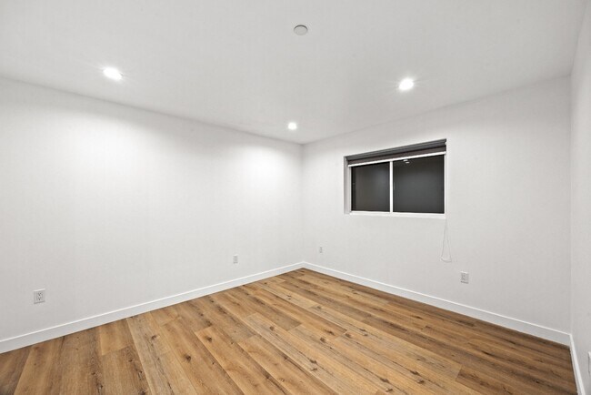 Building Photo - 3 BED 3 BATH | PRIVATE FRONT YARD | PRIVATE 2 CAR ATTACHED GARAGE | WASHER | DRYER | CENTRAL A/C