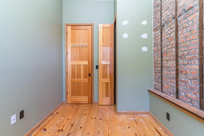 Building Photo - 208 Starr St