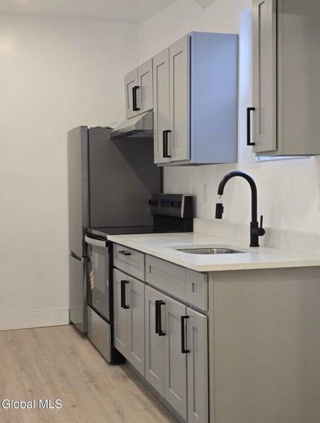 Building Photo - 31 Van Zandt St