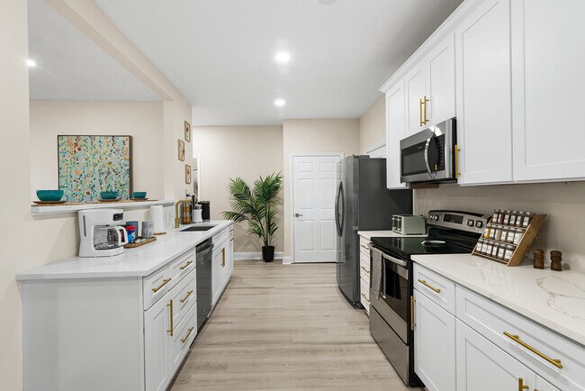 Building Photo - 5315 Shore Dr
