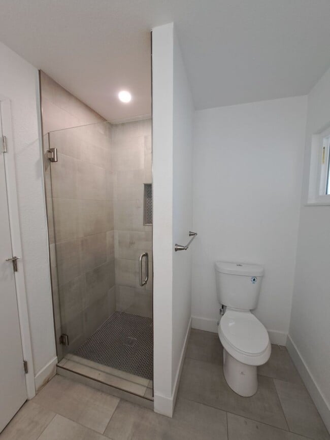 Building Photo - Beautiful 6-Bedroom Home with Pool & Outdo...