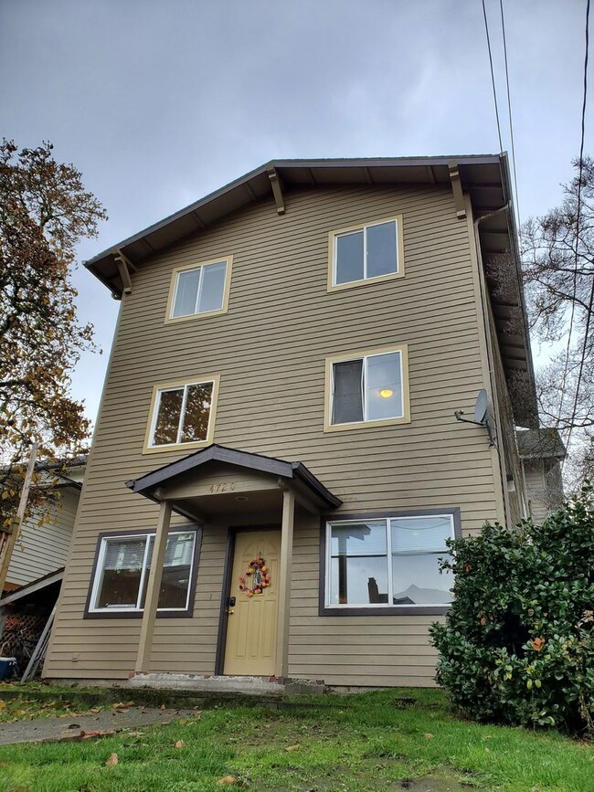 Building Photo - 8 Bedroom home in the Heart of the U-district