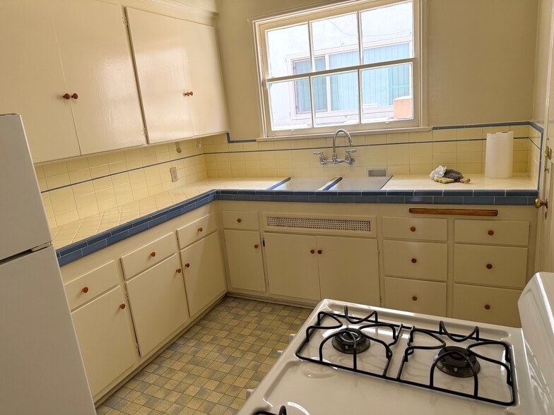 Building Photo - 5408 1/2 Franklin Ave