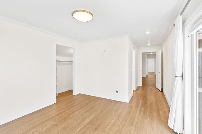 Building Photo - Charming & Spacious Single Family Home