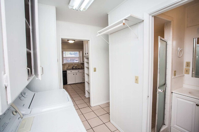 Building Photo - "Spacious 5-Bed Oasis with Granite Elegance & Hardwood Charm in Lubbock!"