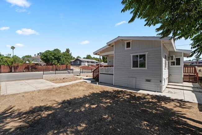 Building Photo - Enjoy Lake Views from This Cozy 1 Bed, 1 Bath Home
