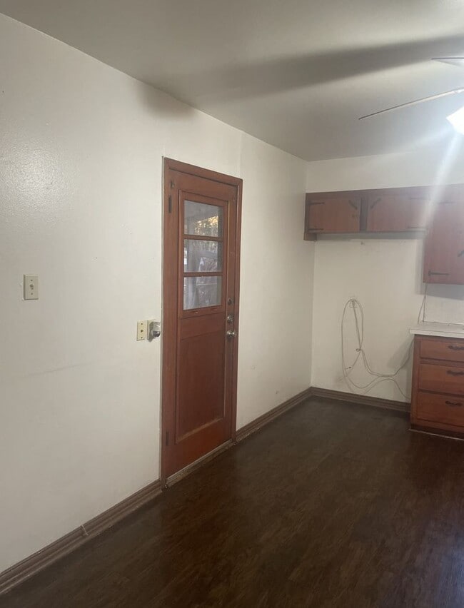 Building Photo - 3 bed 1 bath 1 car garage- READY NOW!