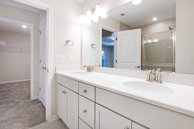 Building Photo - Modern & Charming 3-Bedroom Townhome in Durham!