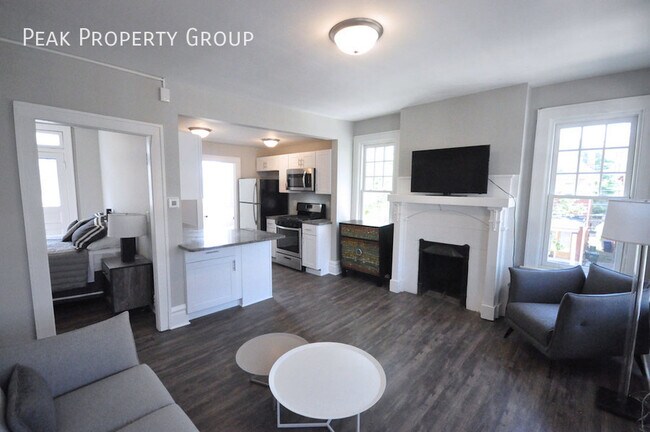 Building Photo - Available Now! Located in the Short North!...