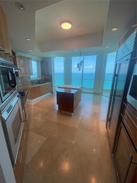 Building Photo - 16047 Collins Ave