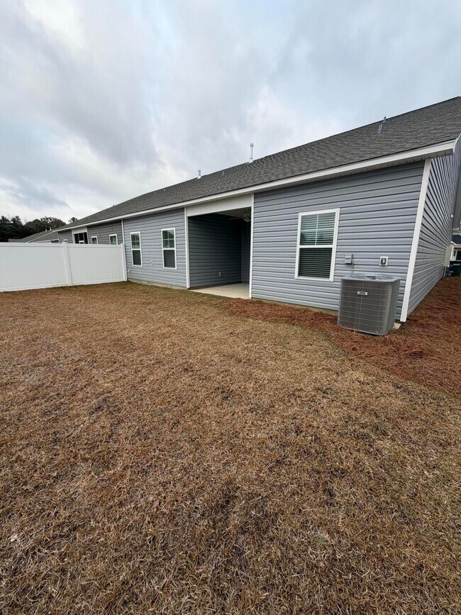 Building Photo - 332 Acorn St