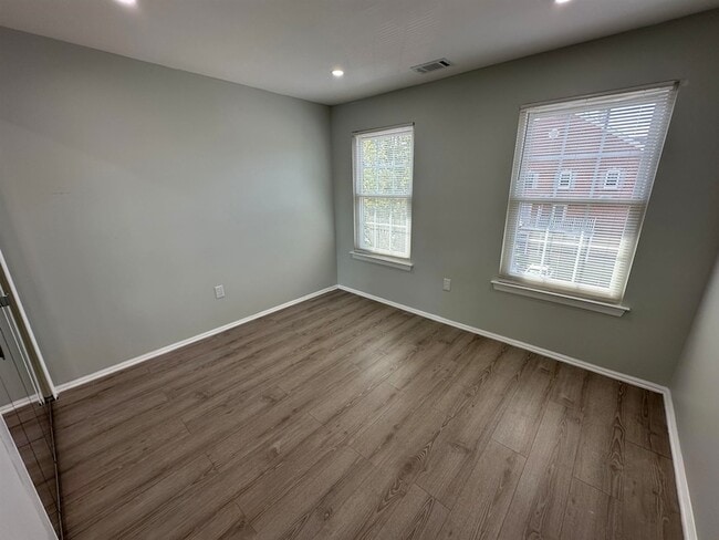Building Photo - 27 Cottonwood St