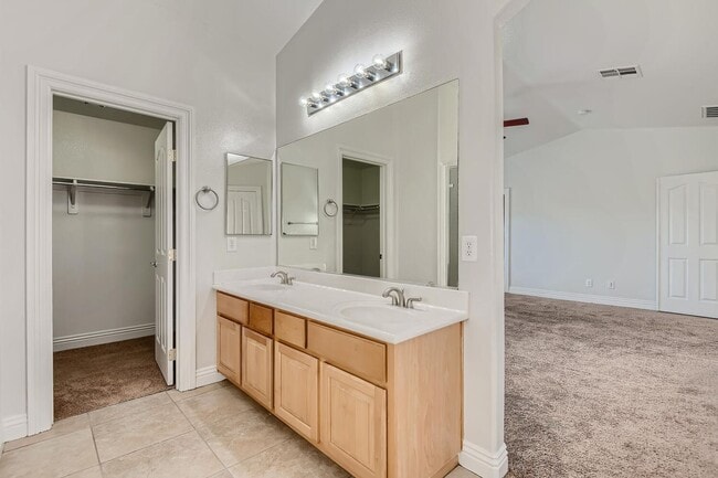 Building Photo - 5 Bedroom in Silverado Ranch!