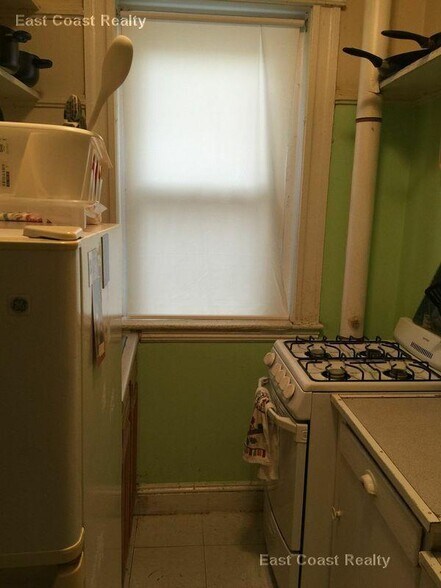 Building Photo - 221 Kelton St