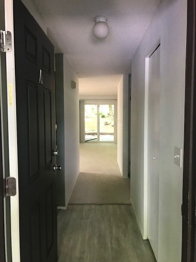 Building Photo - Updated Condo Near Microsoft - Bellevue & ...