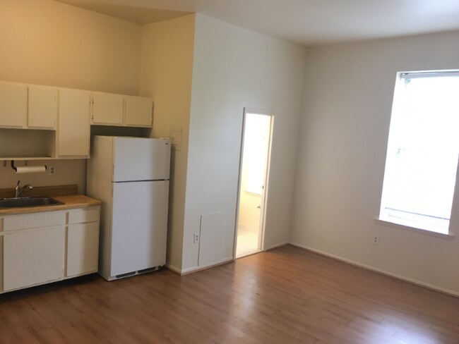 Building Photo - 15 E Read St