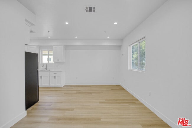 Building Photo - 618 E 28th St