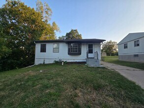 Building Photo - 3 Bedroom house with fenced in yard