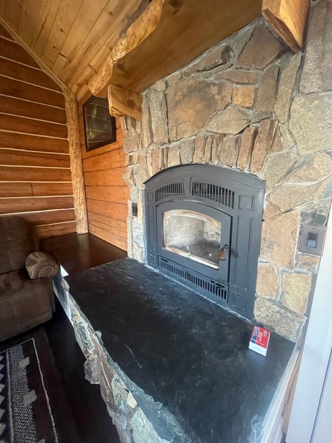 Building Photo - Amazing custom built Alaskan Log home acro...