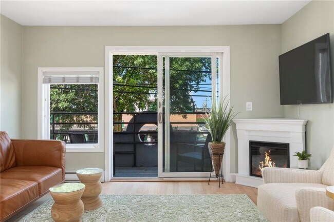 Building Photo - 492 Thames St