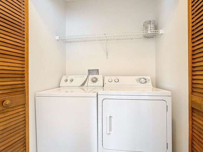 Building Photo - Pet Friendly 3 bedroom, 2 bathroom condo