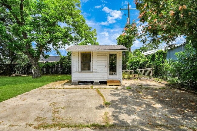 Building Photo - 811 Hillcrest Dr