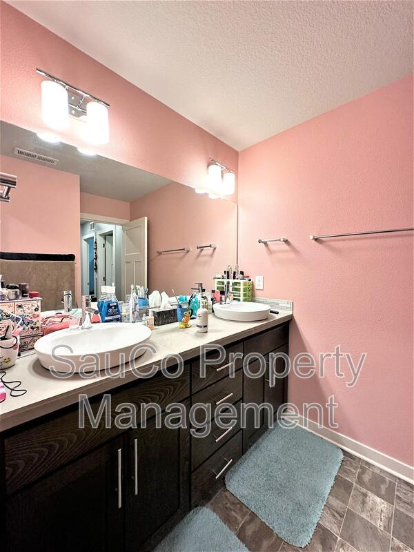 Building Photo - 6516 SE Genrosa St