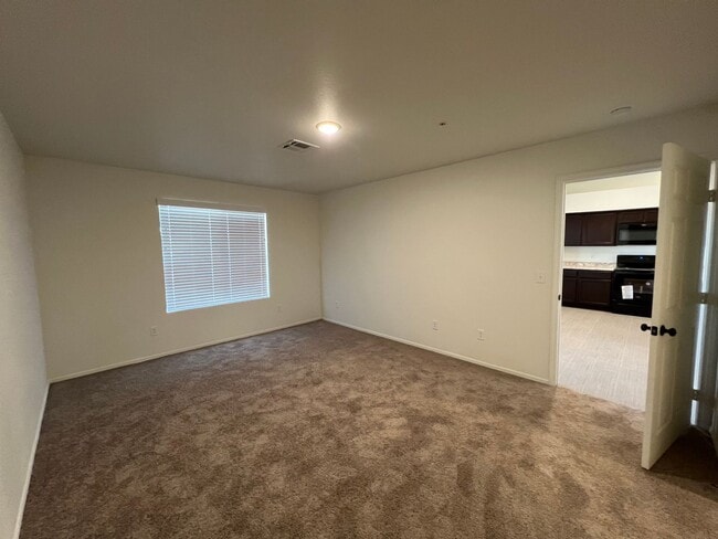 Building Photo - NEWER TOWNHOME!