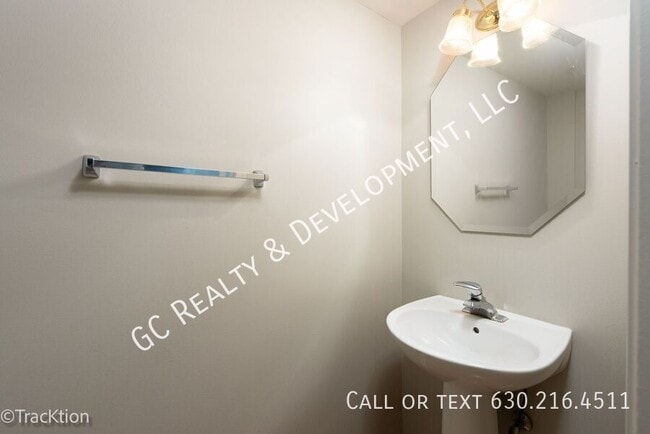 Building Photo - 712 Blossom Ct