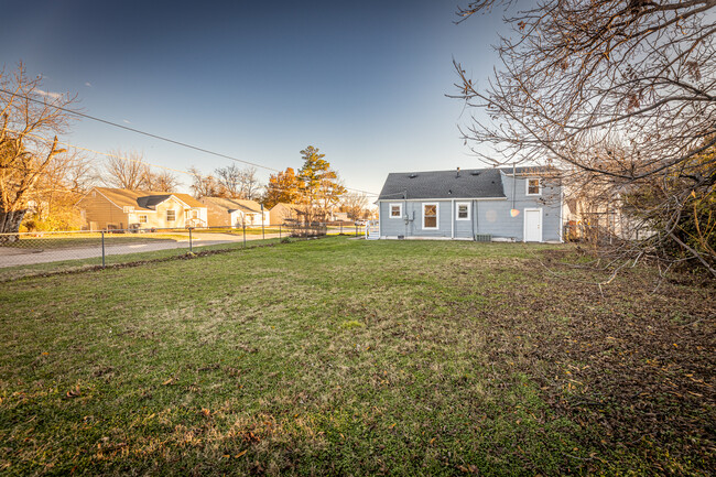 Building Photo - 1701 NW Ash Ave