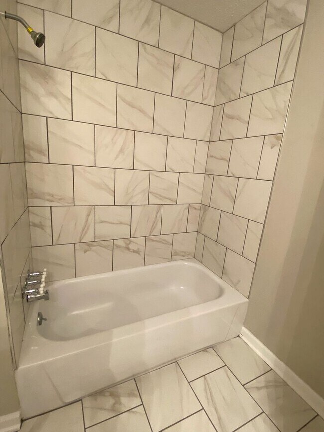 Building Photo - 3 bed, 2 bath near Yale and Raleigh Millington Rd in Raleigh / $250 gift card offer with 12/31/25...