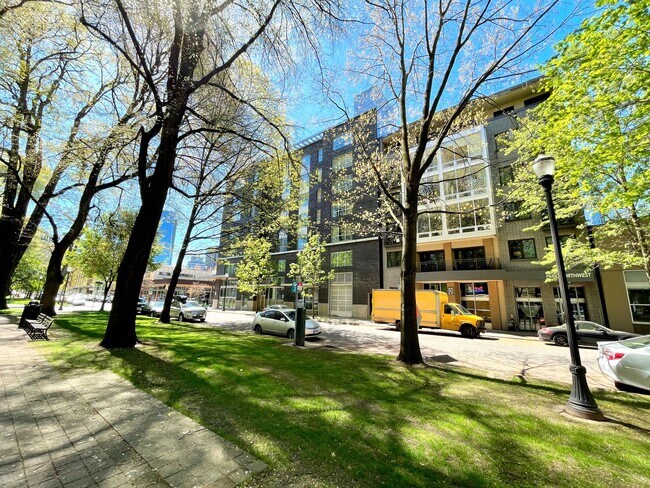 Building Photo - Fantastic Condo in NW Portland with Washer...