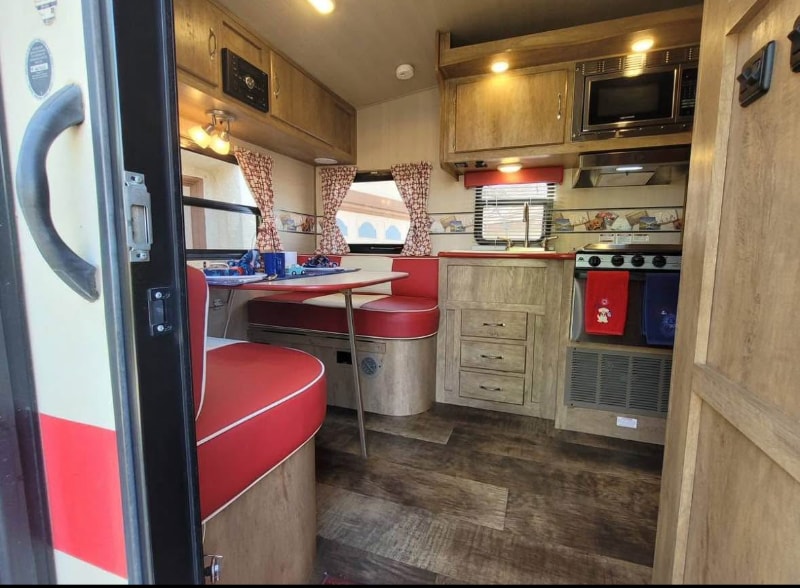 Building Photo - 315 Osborne St