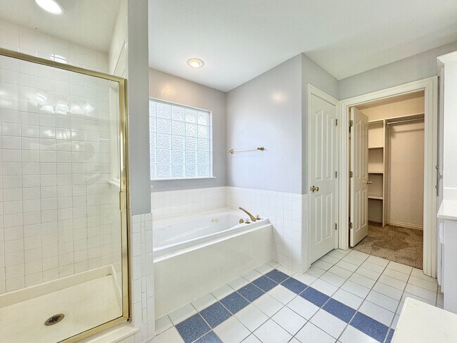 Building Photo - East Fayetteville 7 bedrooms 5 baths, VANDERGRIFF DIST - beautiful spread