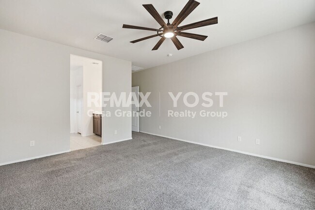 Building Photo - Beautiful Kitchen, Open Layout, and Room to Relax!