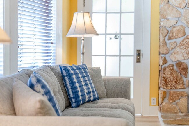 Building Photo - 640 S Columbia St