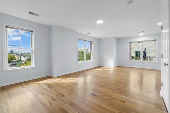 Building Photo - 443 Whiton St