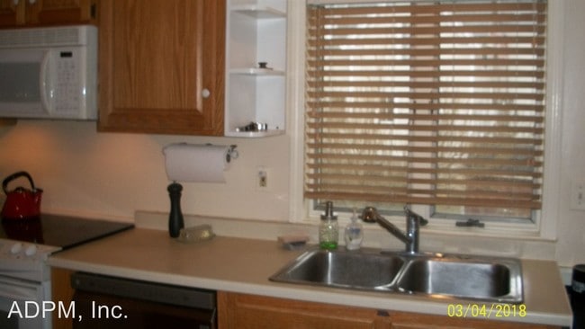 Building Photo - 2 br, 1.5 bath House - 234 Main St. #1