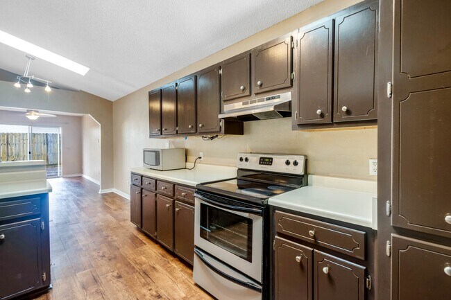 Building Photo - 2060 Cambridge Cir