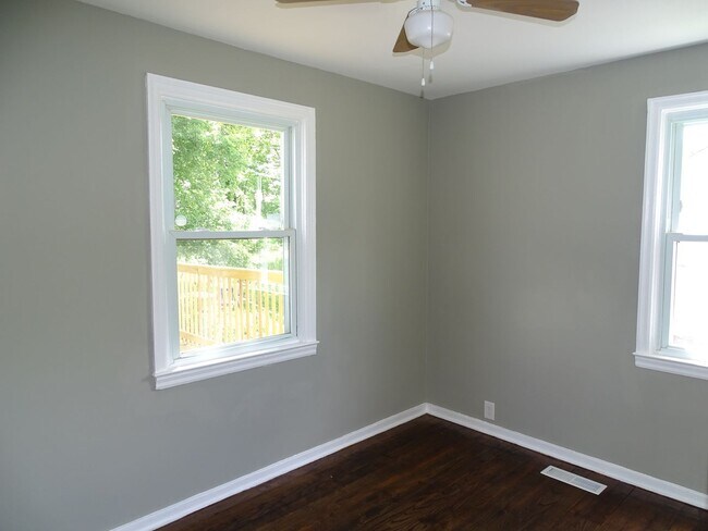 Building Photo - 2 Bedroom 1 Bathroom in South Knoxville