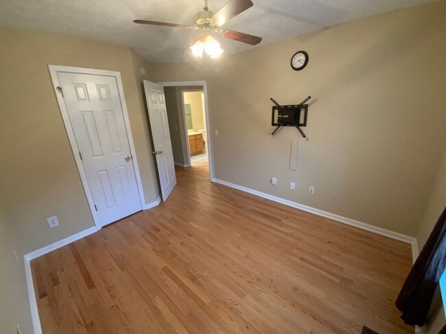 Building Photo - Lovely, well maintained Smyrna home with private wooded backyard!