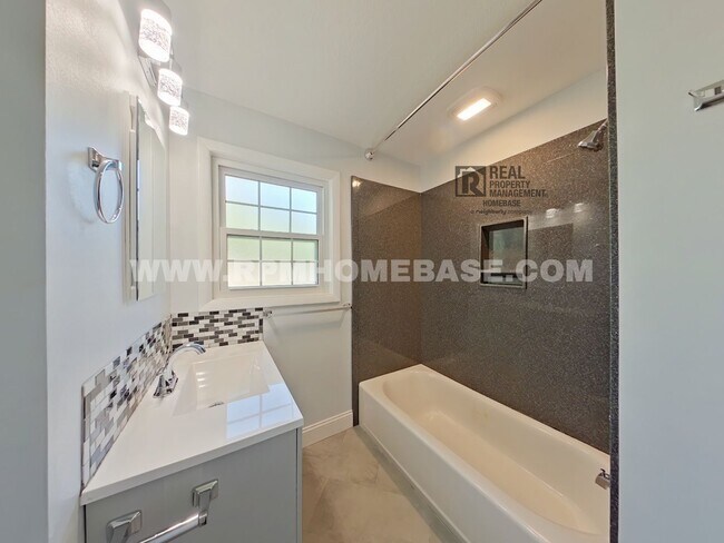 Building Photo - 360 Virtual Tour! 2 bed, 1 bath on large lot with fenced in backyard!
