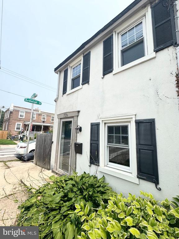 Building Photo - 150 E Hartwell Ln