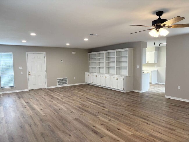 Building Photo - "Charming 2-Bed Oasis with Granite Touches & Cozy Fireplace in Fort Walton Beach!"