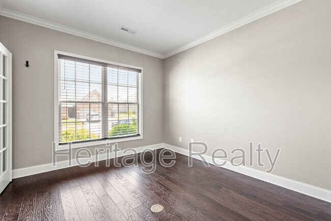 Building Photo - 925 Brookwood Ln