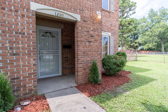 Building Photo - MOVE IN READY 3 Bedroom